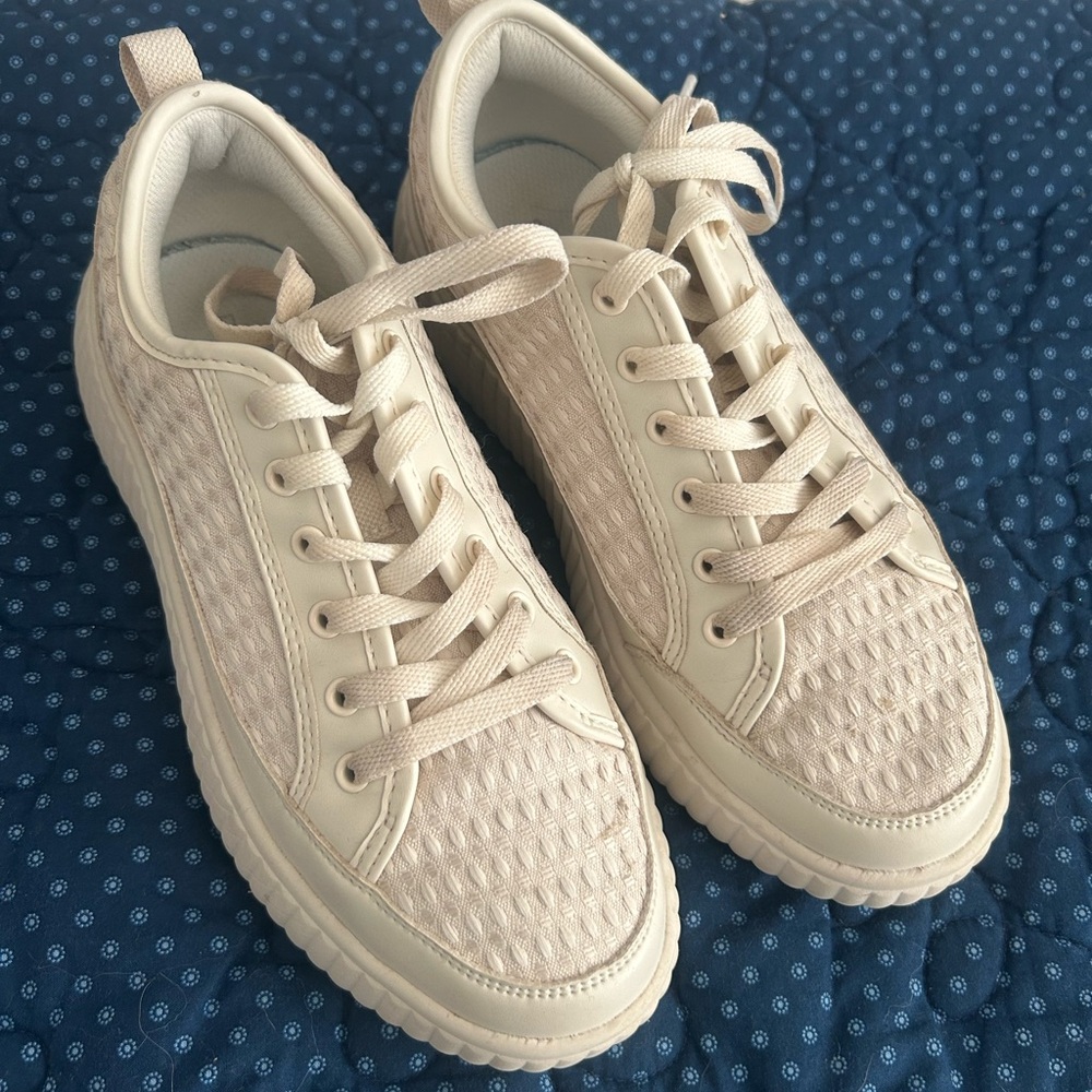 Women’s Casual Lace-Up Sneakers in Cream